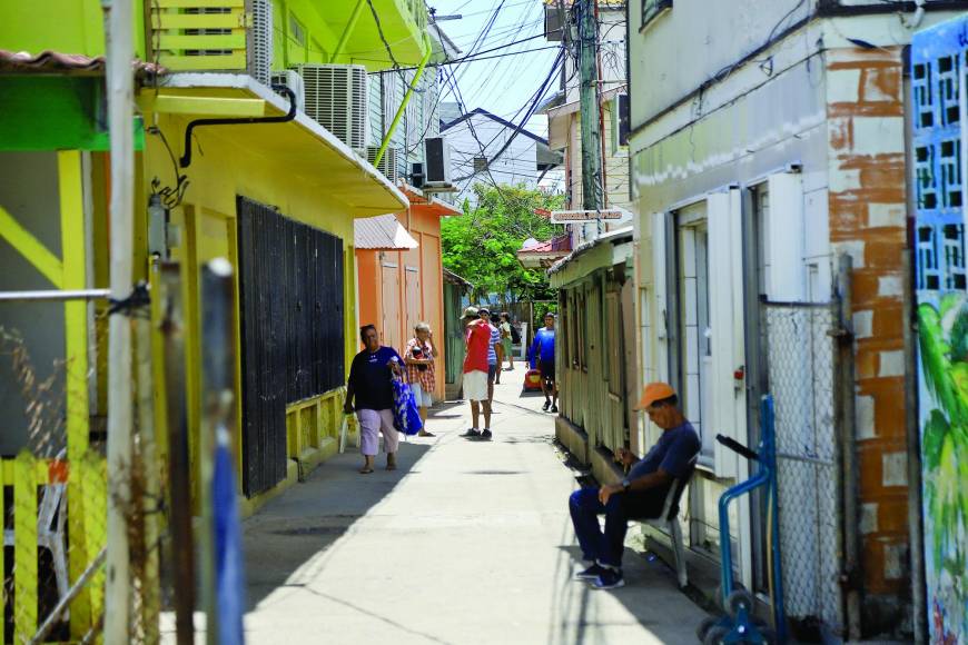 Cuando preguntamos por qué la gente prefirió vivir en el cayo en lugar de asentarse en la isla grande, las respuestas fueron similares. “En esa montaña los zancudos te persiguen y si te dejás, te puyan hasta en los ojos...”.