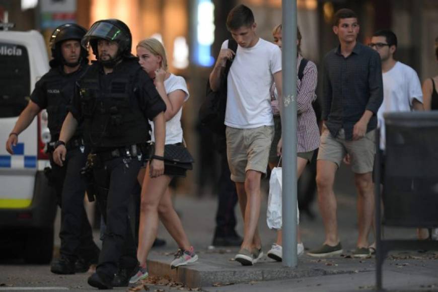 La policía escoltó a los turistas ante rumores de que hombres armados seguían al acecho.