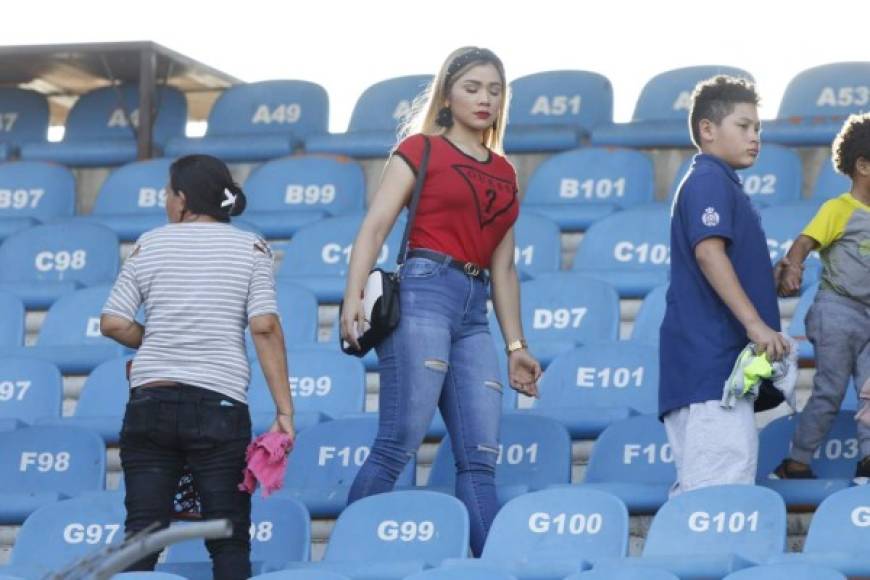 Cecilia Landa, novia del mediocampista Deybi Flores, estuvo con el corazón dividido en el estadio Olímpico. La chica es aficionada del Motagua, pero su novio juega en el Olimpia.