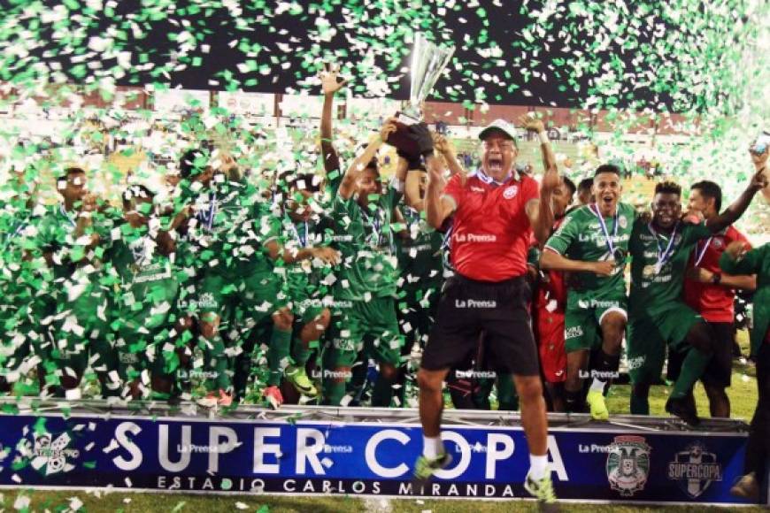 Los jugadores del Marathón celebrando con el trofeo de campeones de la Supercopa de Honduras.