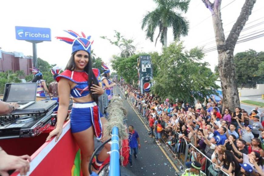 La carroza Pepsi es una de las más esperadas por los espectadores, este año el tema fue: 'Uniendo Mundos'.