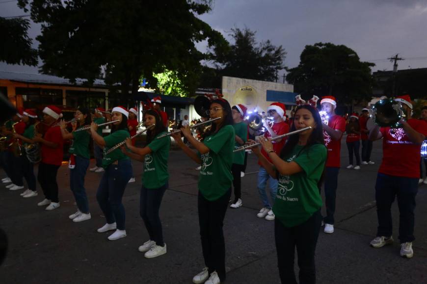 La Banda Juvenil 504, proveniente de Tegucigalpa, engalanó el desfile con sus melodías.