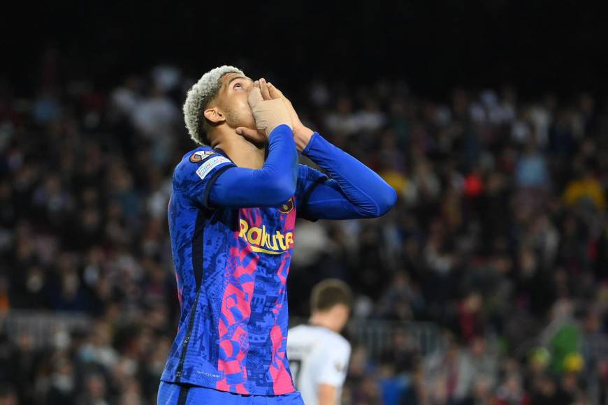 Ronald Araújo lamentándose durante el partido contra el Eintracht Frankfurt.