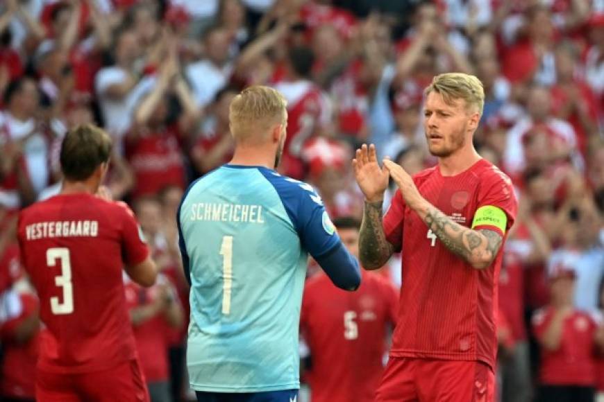 Simon Kjaer y Kasper Schmeichel durante el homenaje a su compañero Eriksen.<br/><br/>Foto AFP