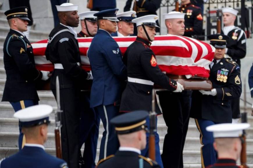 Una decena de militares transportaron el ataúd, cubierto con la bandera estadounidense, desde la escalinata del Congreso en Washington hasta el vehículo fúnebre que debía transportarlo hasta la Catedral, media hora antes del inicio del servicio religioso.