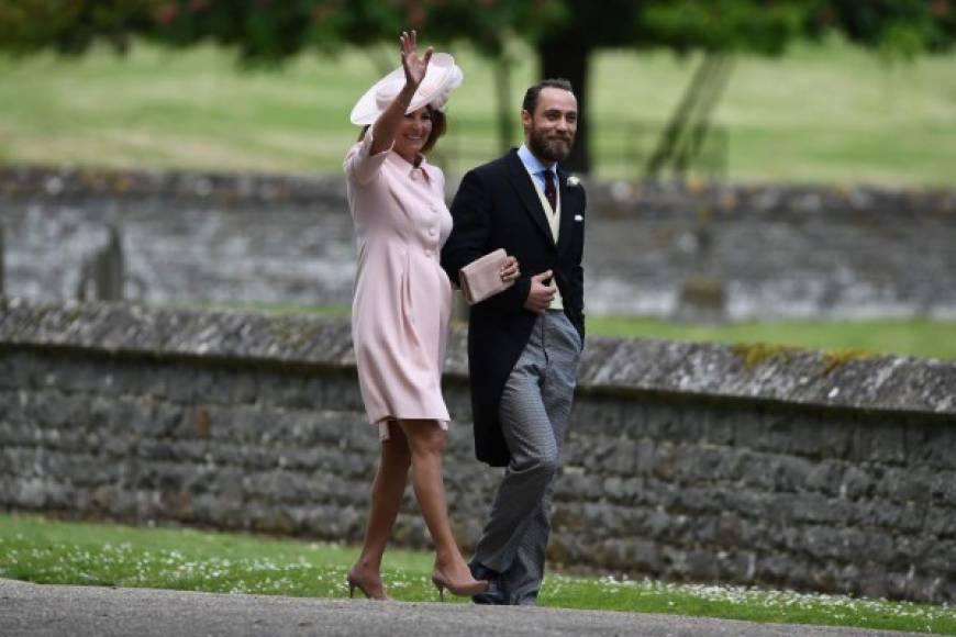 James Middleton, hermano de Pippa, camina con su madre Carole Middleton.