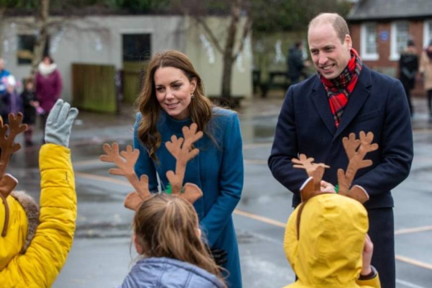 Los medios también critican que mientras los duques de Cambridge realizan una gira en un modesto tren, el príncipe Harry y Meghan siguen acomodados en una mansión de 14 millones de dólares en California celebrando su contrato de más de 100 millones de dólares con Netflix, que ha causado controversia en el Reino Unido con su polémica serie The Crown.