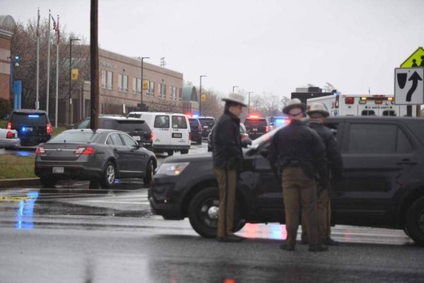 Un tiroteo ocurrido la mañana de hoy en una escuela de secundaria de Great Mills (Maryland, EEUU) dejó dos heridos graves, y el autor de los disparos muerto, informaron las autoridades locales.<br/>