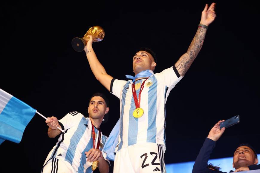 Lautaro Martínez también pudo levantar el trofeo de la Copa del Mundo.