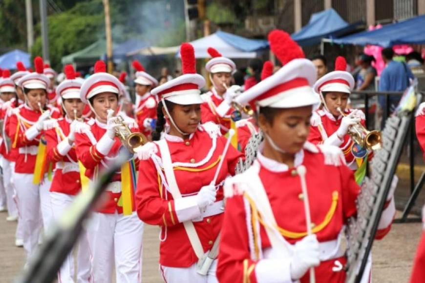 Cientos de estudiantes participan en los desfiles de independencia patria en Tegucigalpa.
