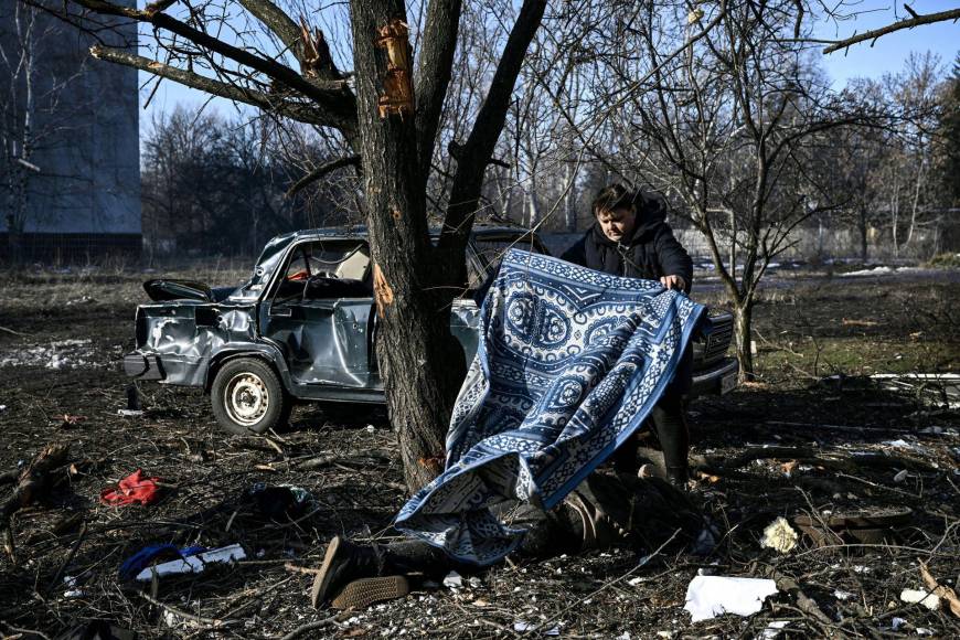 Un mes después del inicio de la <b>guerra</b>, el ejército ruso anuncia su retirada del norte de <b>Ucrania</b> tras haber fracasado en su intento de tomar Kiev. Surge así el horror de lo ocurrido en las localidades y pueblos que ha ocupado.