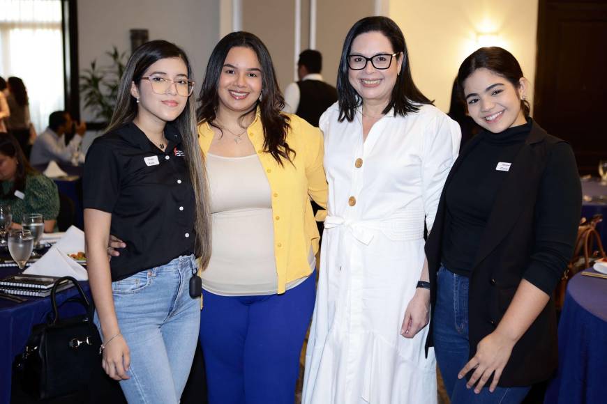 Maily Reyes, Gabriela González, Claudia McNab y Abigail Flores