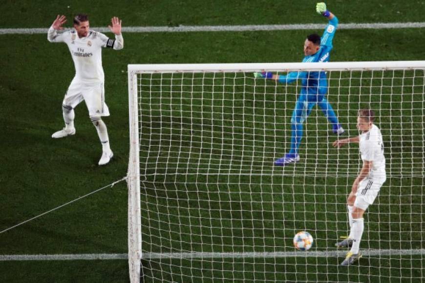 Sergio Ramos ha recibido fuertes señalamientos ya que dejó pasar el balón en el gol de Malcom. El gol del empate del Barcelona se dio en el minuto 58.