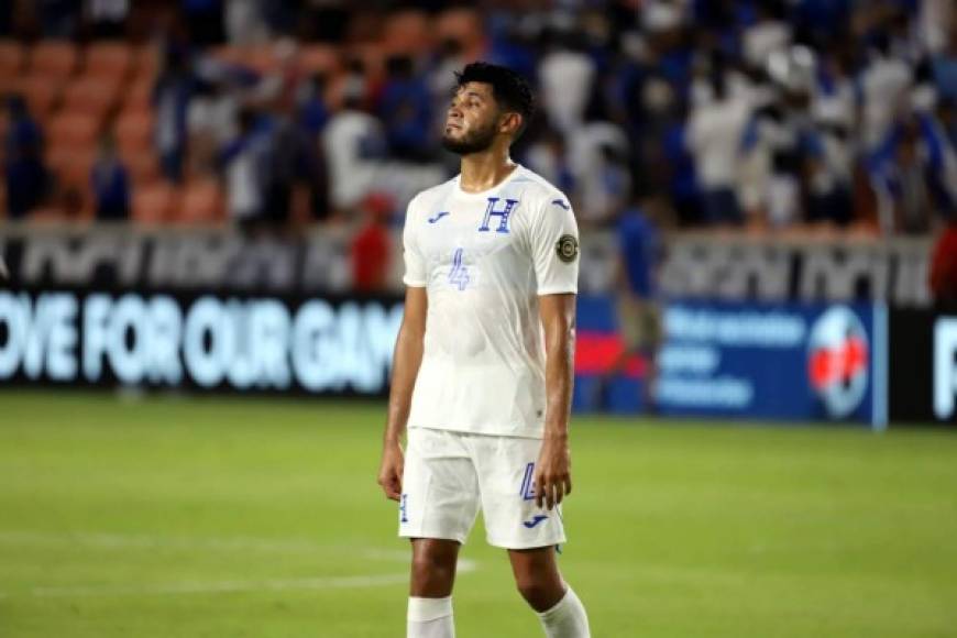 La tristeza de Marcelo Pereira tras el pitazo final del partido que perdió Honduras ante Qatar.