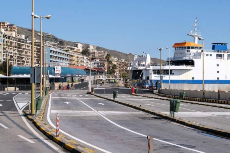 La terminal de ferry en Sicilia amaneció vacía este martes. Los habitantes de Italia están siguiendo las instrucciones al pie de la letra para frenar el contagio de coronavirus.