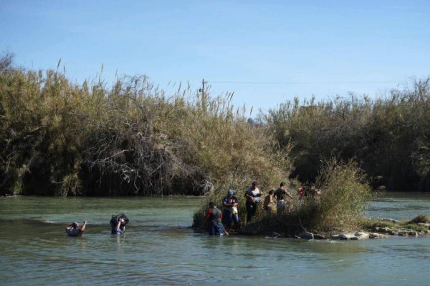 Los migrantes que llegaron a Piedras Negras a principios de febrero comenzaron a llegar a México a finales del mes de octubre del 2018 como parte de las caravanas migrantes de centroamericanos a las que México les otorgó una tarjeta de visitante por razones humanitarias con vigencia de un año.