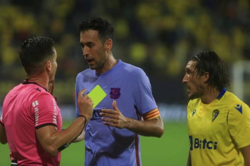 El árbitro Carlos del Cerro Grande le mostró tarjeta amarilla a Sergio Busquets por una acción antideportiva en la última jugada en la que marcó 'Choco' Lozano.
