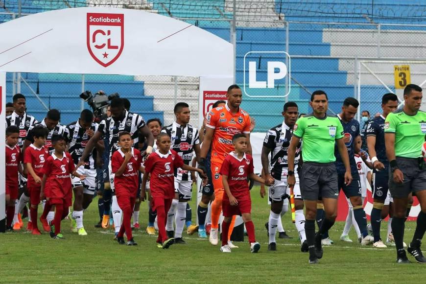 Los equipos titulares de Motagua y Tauro FC ingresando a la cancha del coloso capitalino.