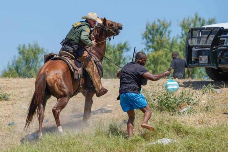 Mientras tanto, los agentes a caballo perseguían a los migrantes que se atrevían a cruzar esta tarde.