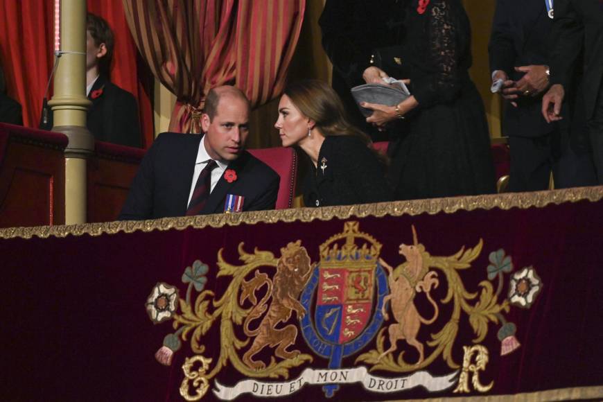Los duques de Cambridge y el príncipe Carlos asistieron a la gala en representación de la reina.