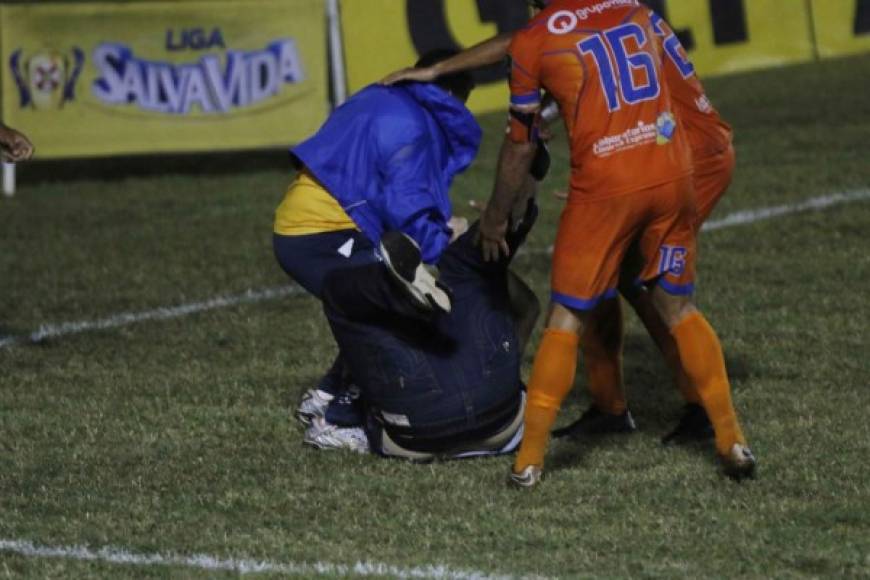 Los miembros de ambos clubes se fueron a los golpes en plena cancha del Micheletti.