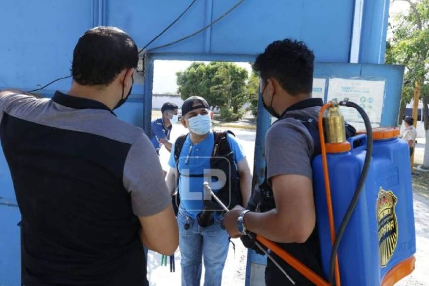 Fotógrafos llegando al escenario sampedrano para la cobertura del partido.