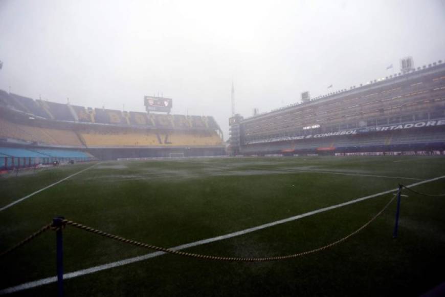 Varios sectores de La Bombonera han quedado anegados y eso impide el buen desempeño de los futbolistas de Boca Juniors y River Plate a la hora que se desarrolle el encuentro deportivo.