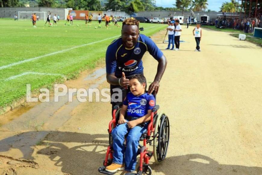 El jugador del Motagua, Wilmer Crisanto, mostró su lado más humano y posó para una foto con este pequeño aficionado del Ciclón.