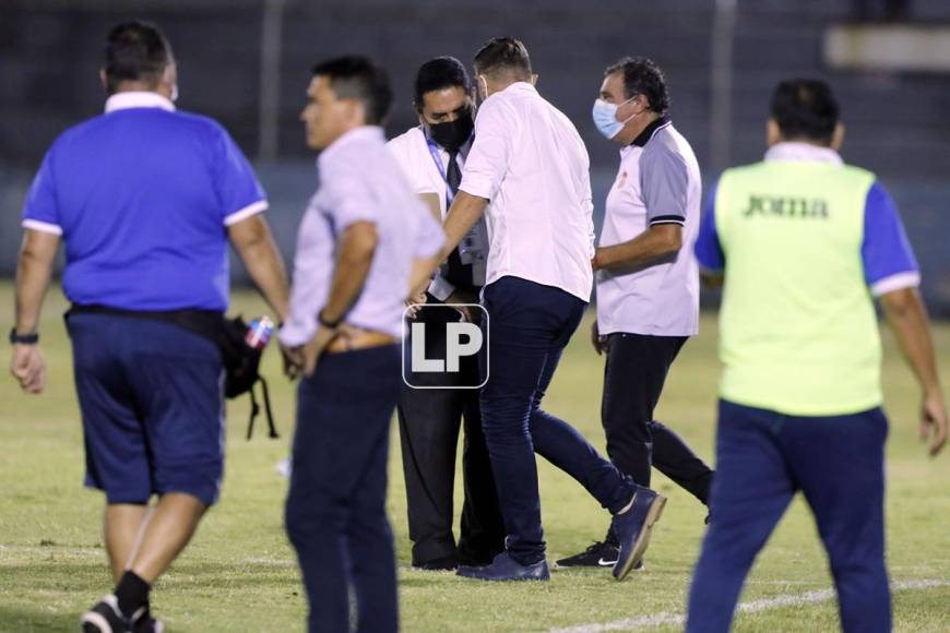 ‘La Tota‘ Médina saludó a Fernando Mira y al comisiario del partido tras el pitazo final.