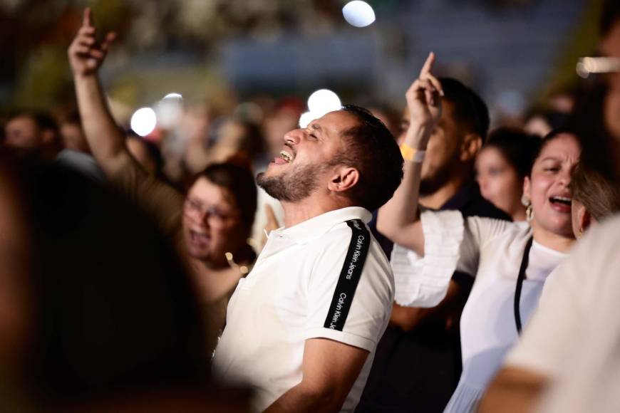 Los sampedranos disfrutaron cada una de las canciones que interpretó Ricardo Arjona. 