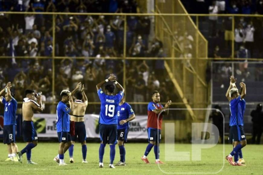 Los seleccionados salvadoreños saludan a su afición y agradeciendo el apoyo.