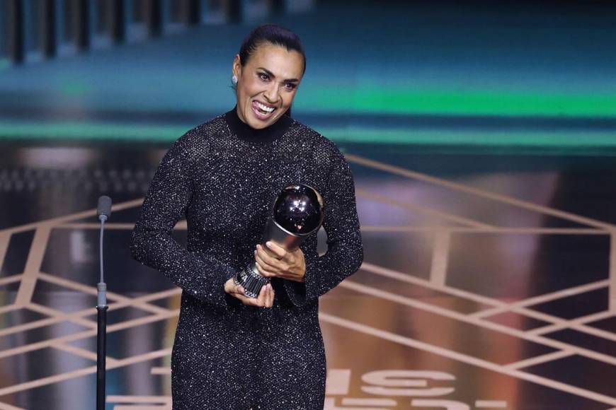 La leyenda del fútbol femenino brasileño Marta recibió un reconocimiento a su brillante carrera.