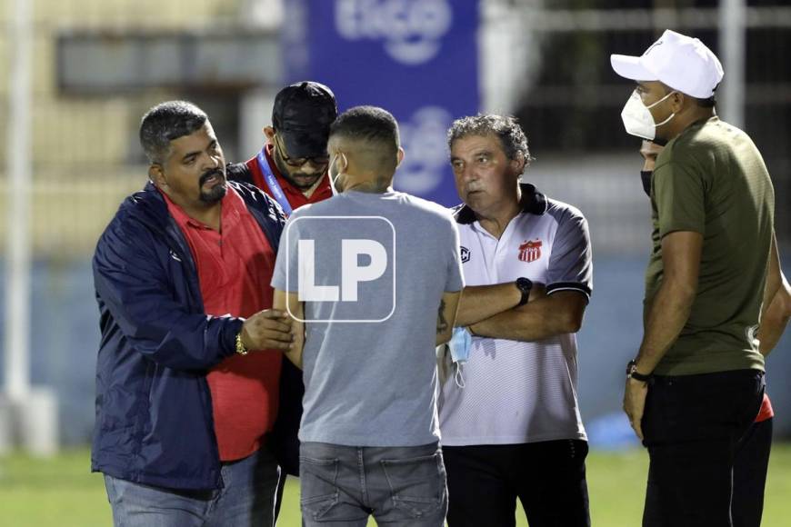 Previo al partido, también se “fumó la pipa de la luz” en el Vida. El presidente cocotero Luis Cruz se reconcilió con Sergio Peña, Carlos Sánchez y Alexander Aguilar, jugadores que estaban suspendidos.