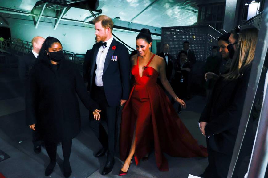 Mientras tanto, en Nueva York, los duques de Sussex, Meghan y Harry, recibieron duras críticas por asistir a una gala para conmemorar a los caídos posando en una alfombra roja.