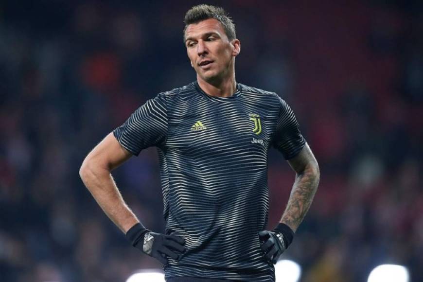 Mario Mandzukic sigue evaluando su futuro tras rescindir su contrato con el Al-Duhail. La Fiorentina habría puesto sobre la mesa un contrato de dos años de duración con opción a un tercero, con un salario de tres millones por temporada. El croata también estaría en la agenda de posibles refuerzos del Inter.