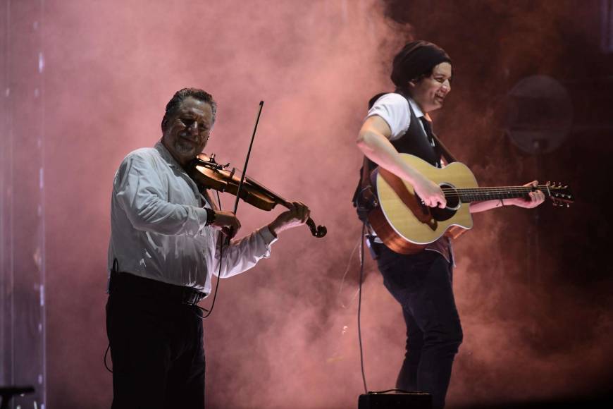 “Gracias hermanos. Honduras, se les quiere”, exclamó Arjona antes de abandonar el escenario. 