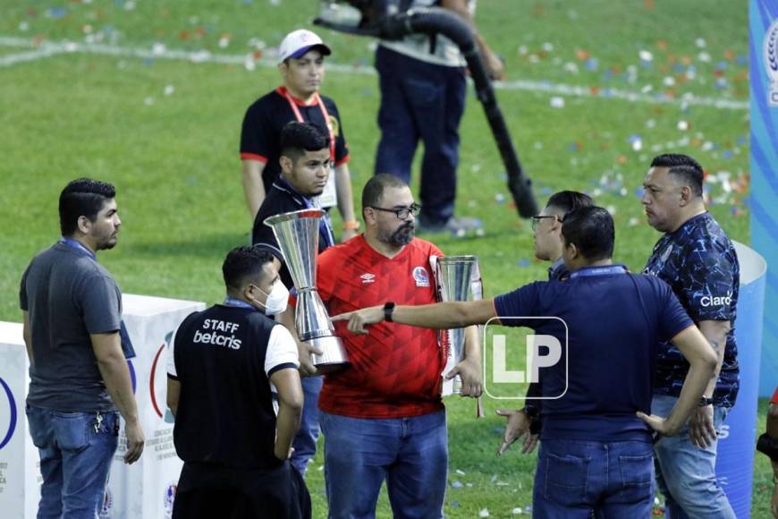 Antes del inicio del partido, hubo una pequeña discusión por la ubicación de las copas de la Liga Concacaf que ha ganado el Olimpia.