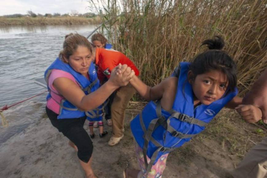 Algunos de los migrantes optaron por intentar cruzar el río luego de que las autoridades locales informaran que cerrarán el albergue donde se refugian los centroamericanos en Piedras Negras.