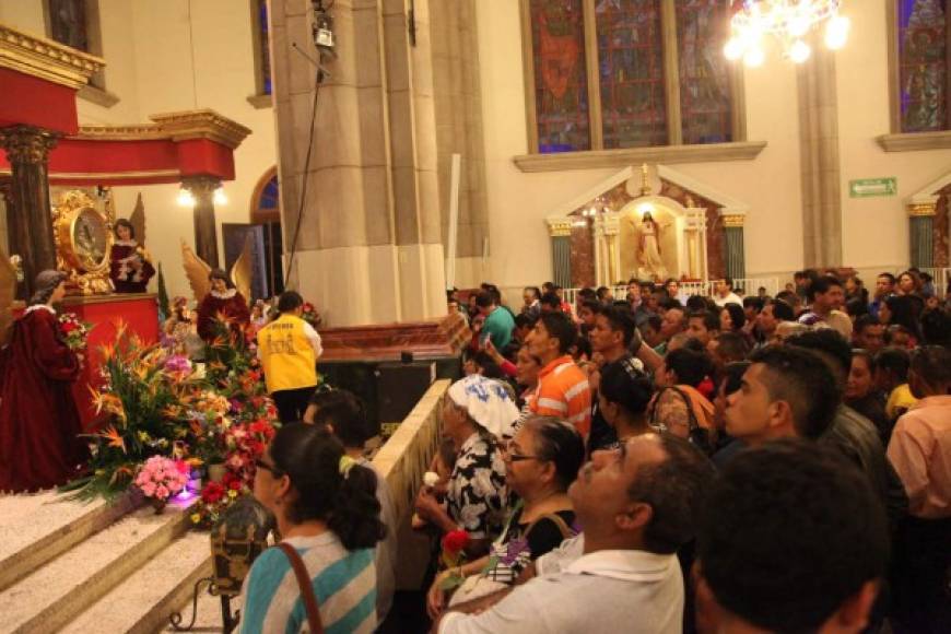 La basílica menor está abarrotada desde hace varios días de peregrinos que llegan a pagar promesas.