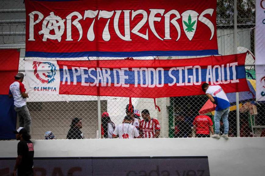 “A pesar de todo sigo aquí”, una manta en apoyo al Olimpia en el partido ante Vida y tras la eliminación de la Concachampions.