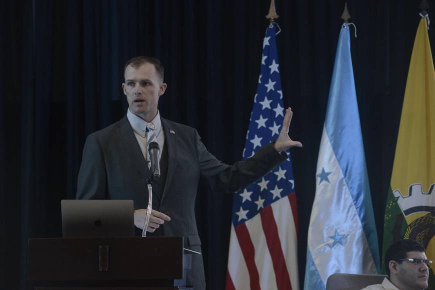 La conferencia fue impartida por Maj. Ian Mcbride, representante de la United States Army Corps of Engineers (Usace) - Cuerpo de Ingenieros del Ejército de los Estados Unidos.