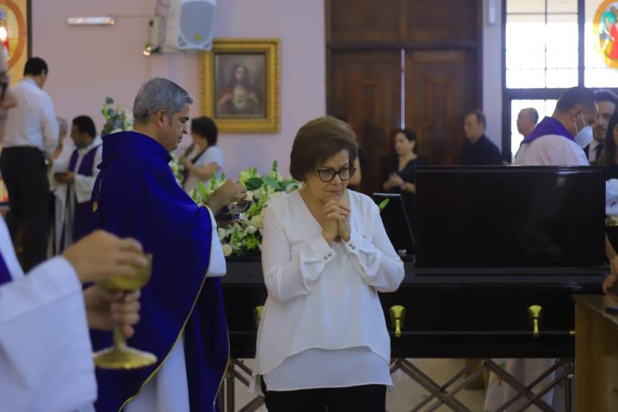 La misa de cuerpo presente fue presidida por el padre Fausto Leonardo en la iglesia María Reina del Mundo, templo en el que el ingeniero Roberto Salvador Larios Silva participó en su construcción.