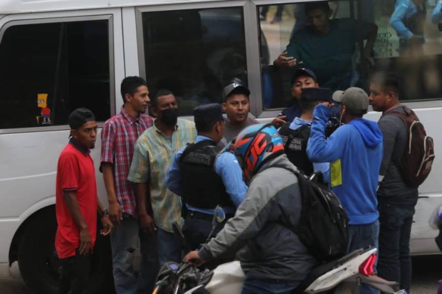 La Policía dialogó con los protestantes para tratar de despejar la vía carretera que conduce hacia la zona oriental de Honduras. 