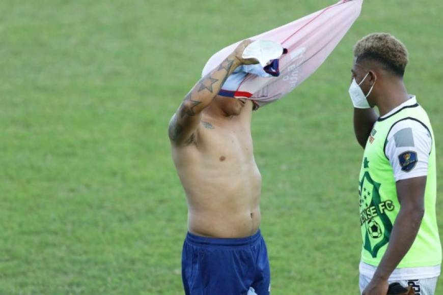 German 'Patón' Mejía cambiando camiseta con Joshua Vargas al final del partido.