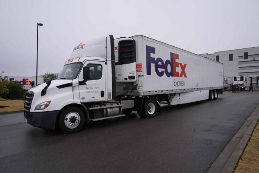 En un comunicado, el operador logístico FedEx anunció que había comenzado el transporte de la vacuna de Moderna y que los camiones ya estaban saliendo de las instalaciones que tiene en diferentes puntos del país el gigante estadounidense McKesson, dedicado a la distribución de medicamentos.