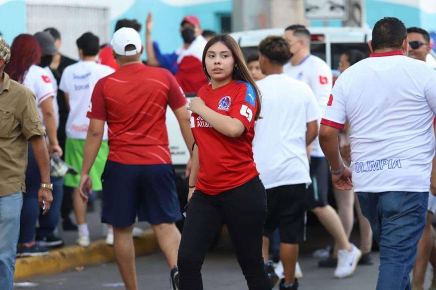 Las calles de los alrededores del coloso capitalino se abarrotaron de olimpistas.