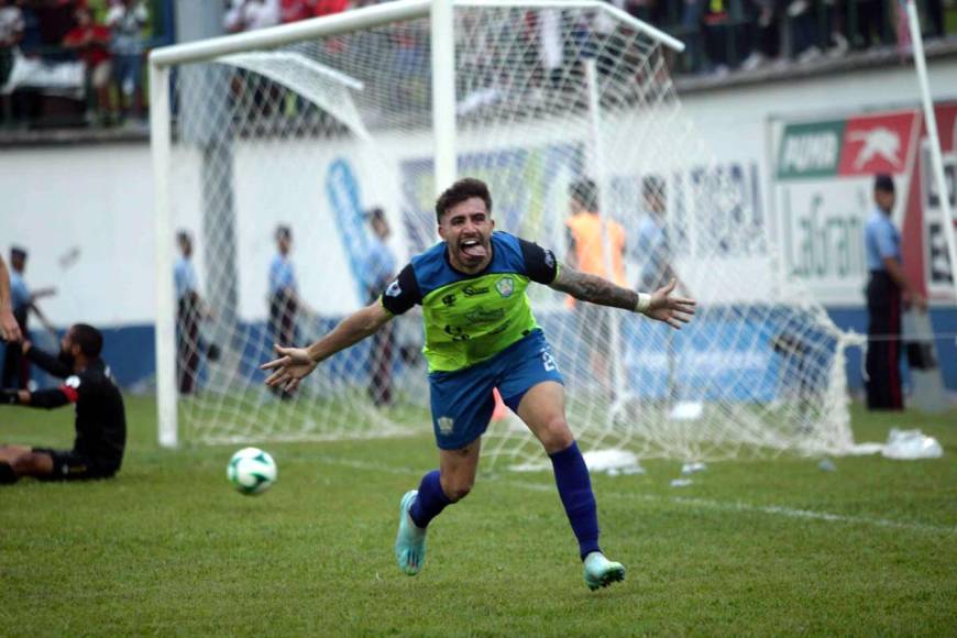 El argentino Agustín Auzmendi marcó el gol del empate 2-2 ante Olimpia con un cabezazo agónico en el tiempo de descuento.