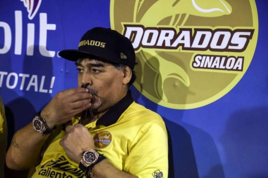Diego Maradona se encomendó a Dios previo al inicio del partido contra San Luis.