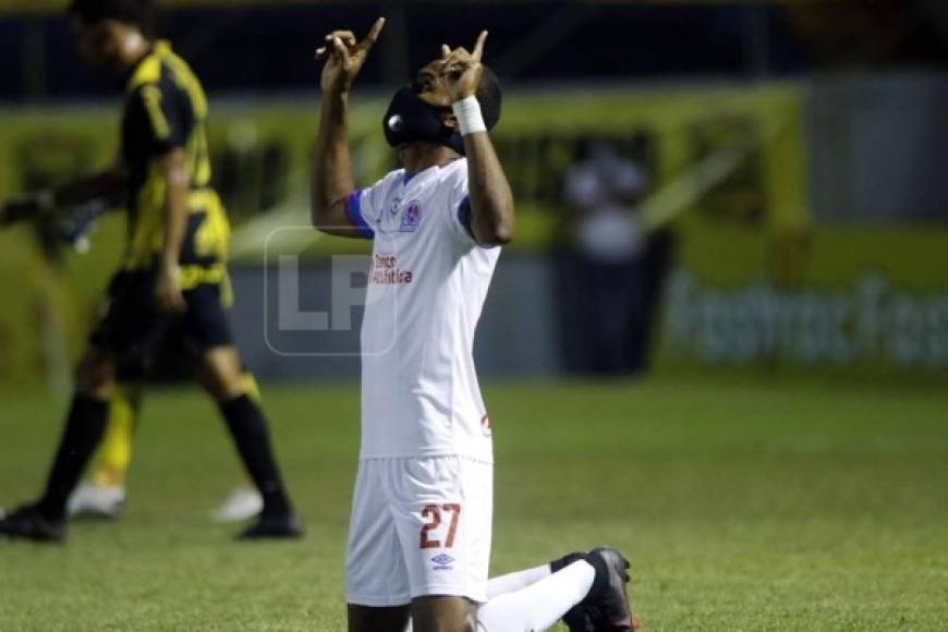 Jerry Bengtson, manos al cielo y con cubrebocas celebrando su gol para el 0-1 del Olimpia.