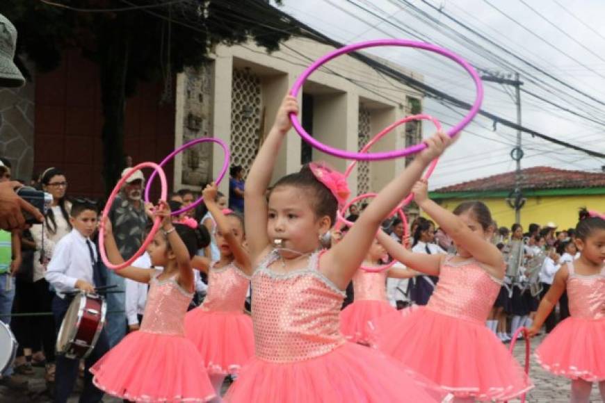 Niños y niñas también honraron a los Heroes nacionales en el marco del 196 aniversario de independencia<br/>